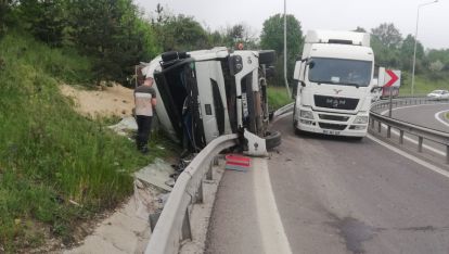 DEVRİLEN BOLU PLAKALI TIRIN SÜRÜCÜSÜ YARALANDI