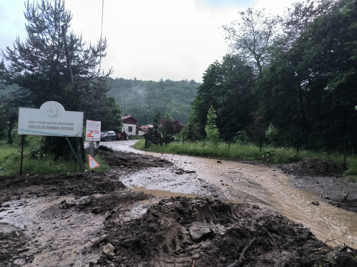 BOLU'DA SAĞANAK ABANT KARAYOLUNDA ULAŞIMI AKSATTI