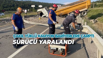 ÇAKIL YÜKLÜ KAMYON BARİYERLERE ÇARPTI