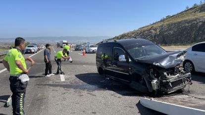 LASTİĞİ PATLAYAN ARAÇ KONTROLDEN ÇIKTI: 9 YARALI