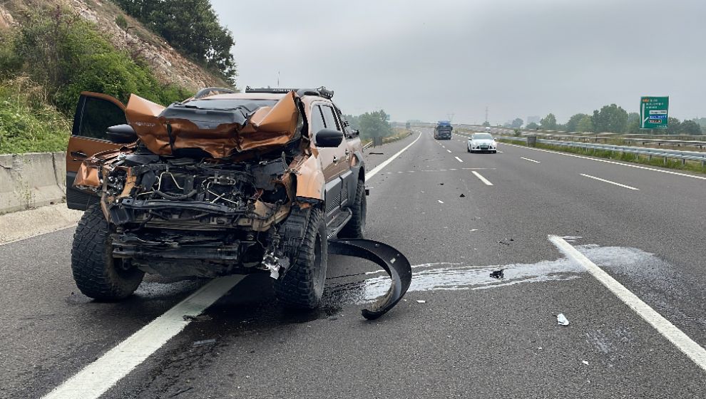 BOLU'DA TIRA ÇARPAN PİKAPTAKİ 1 KİŞİ YARALANDI