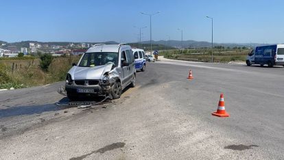 DÜZCE'DE MİNİBÜSLE HAFİF TİCARİ ARACIN ÇARPIŞTIĞI KAZADA 3 KİŞİ YARALANDI