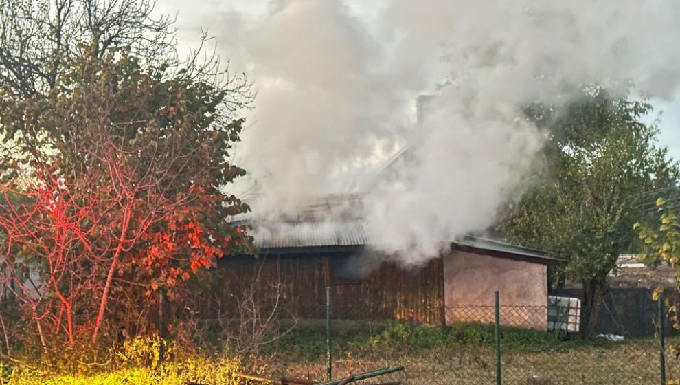 ŞÖMİNEDEN ÇIKAN YANGINDA YAYLA EVİ BÜYÜK ZARAR GÖRDÜ