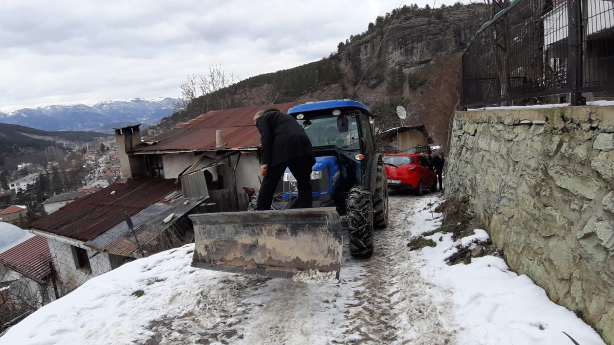 AZ KALSIN UÇURUMDAN UÇACAKLARDI