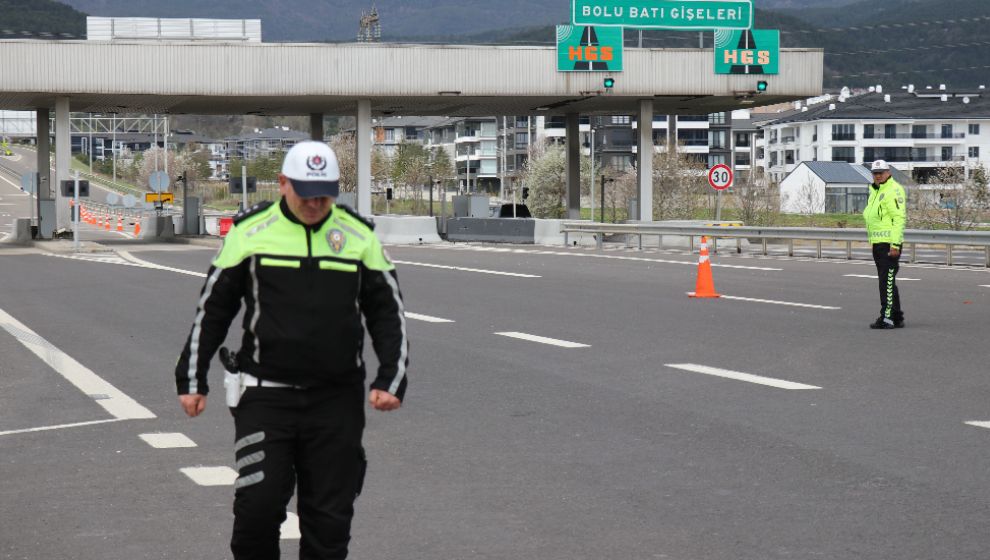 GÖÇMEN KAÇAKÇISI YAKALANDI, 5 YABANCI UYRUKLU SINIR DIŞI EDİLDİ