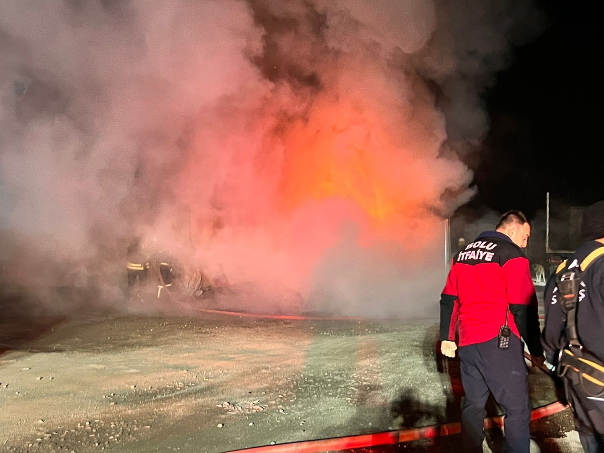 SANAYİ SİTESİNDE ÇIKAN YANGIN 2 KATLI YAPIYI KÜL ETTİ