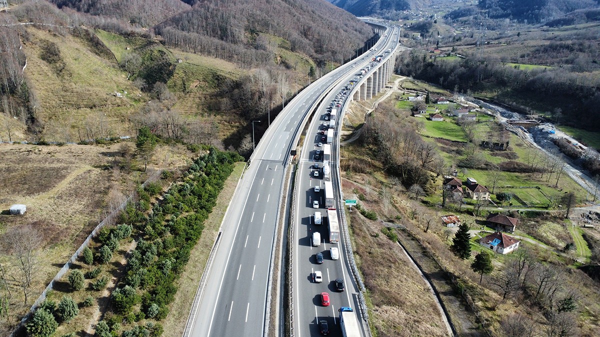 TIRIN DORSESİ KOPTU OTOYOLDA TRAFİK DURDU