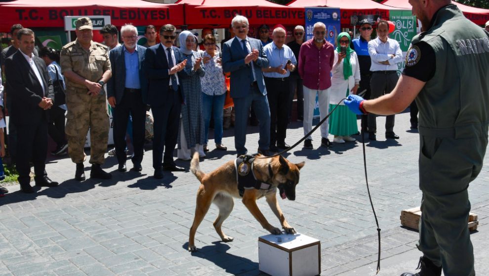 NARKOTİK KÖPEĞİ HERA HÜNERLERİNİ SERGİLEDİ