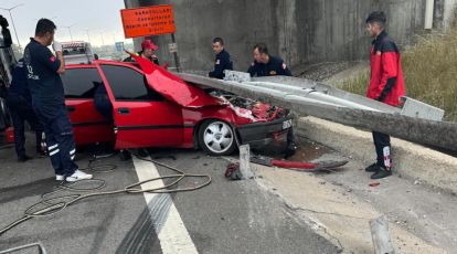 BARİYERLERE ÇARPAN OTOMOBİL HURDAYA DÖNDÜ: 1 YARALI