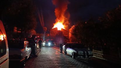 BOLU'DA YILDIRIM DÜŞEN EVİN ÇATISI CAYIR CAYIR YANDI