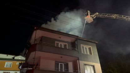 BOLU'DA YILDIRIM DÜŞEN EVİN ÇATISI CAYIR CAYIR YANDI