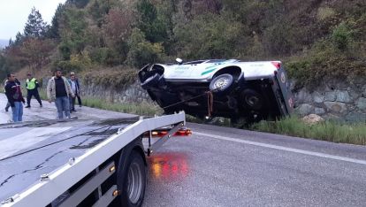 PİKAP YOLDAN ÇIKTI, 4 ORMAN PERSONELİ YARALANDI