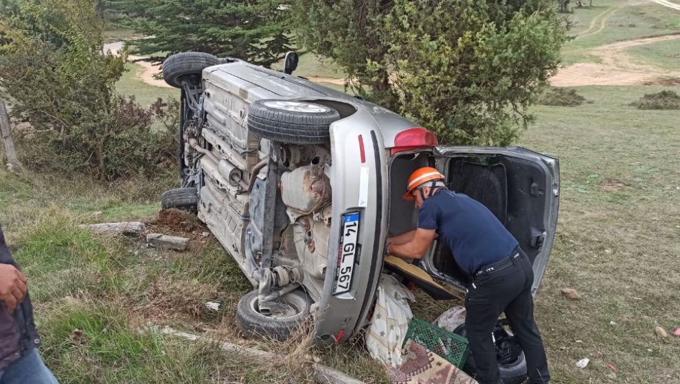 GÖLKÖY'DE KONTROLDEN ÇIKAN OTOMOBİL DEVRİLDİ: 2 YARALI