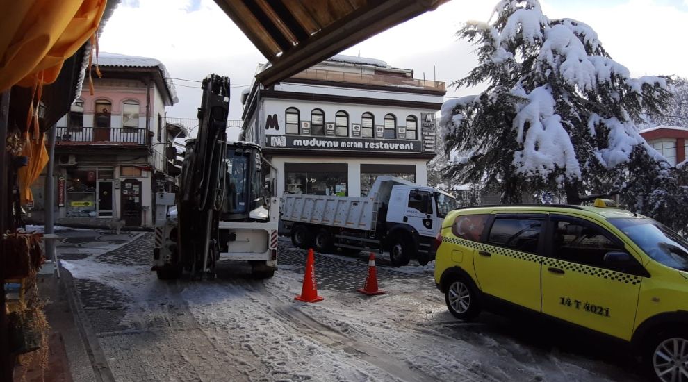 KAR KALINLIĞI 40 SANTİMETRE OLMUŞTU, İLÇEDE TEMİZLİK BAŞLADI