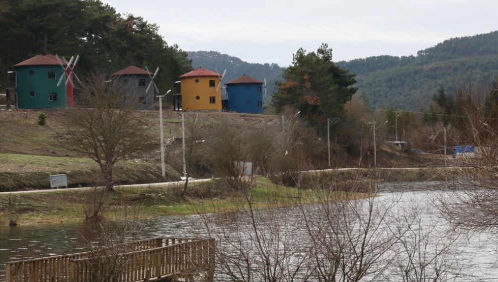 ÇUBUK GÖLÜ'NDE SONBAHARDAN KALMA GÜNLER YAŞANIYOR